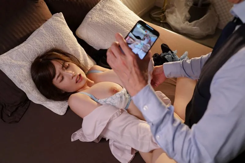 Sếp chuốc thuốc em thư ký bắt trả bài cả đêm khi đi bàn việc làm ăn xa