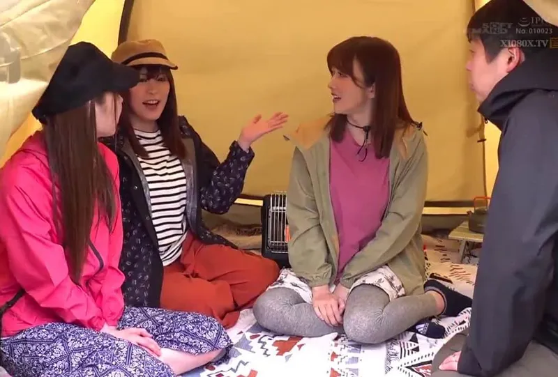 Chuyện lạ đời, anh xã thay bà xã đi cắm trại với mấy cô bạn của vợ ở khu phố…