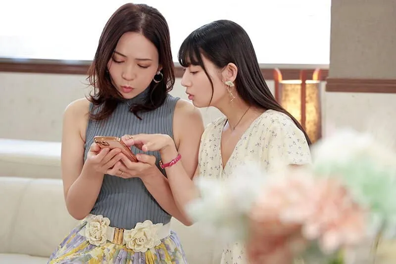 Người phụ nữ có anh xã rủ cô bạn thân cùng địt nhau với trai trẻ qua mạng