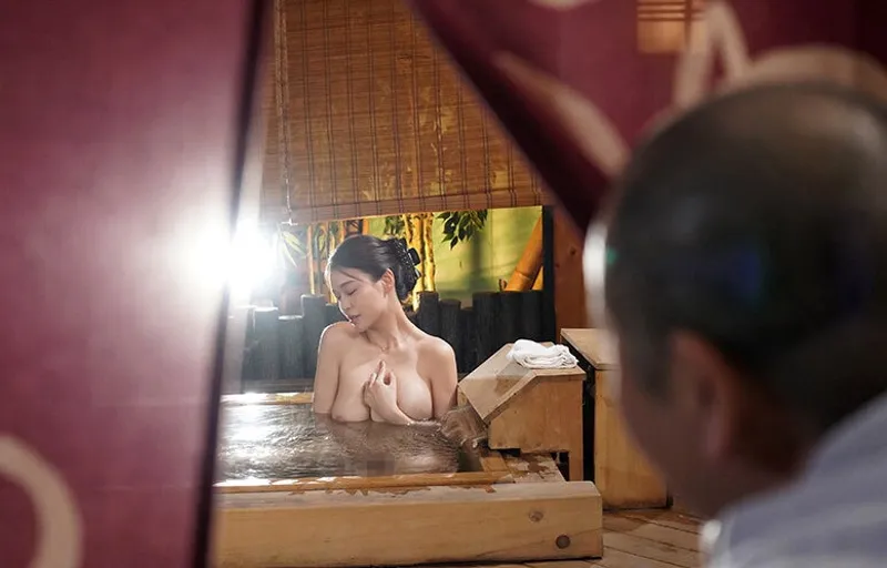 Vợ sắp cưới của con trai bị bố người chồng nhìn trộm khi đang tắm rồi phang đến mang thai